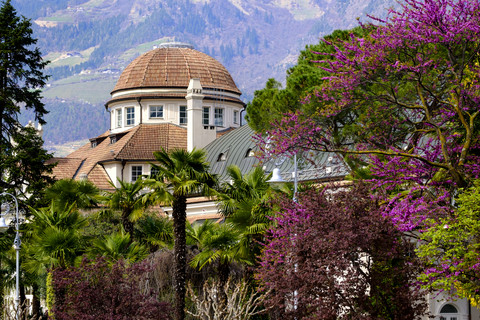 Italien, Südtirol, Meran, Blick auf das Kurhotel, lizenzfreies Stockfoto