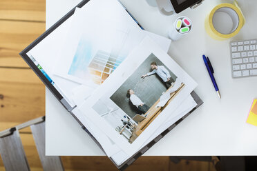 Schreibtisch mit Foto im Büro - FKF02494