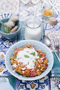 Türkisches Bulgurgericht mit Tomaten, Kichererbsen und Joghurt - CZF00295