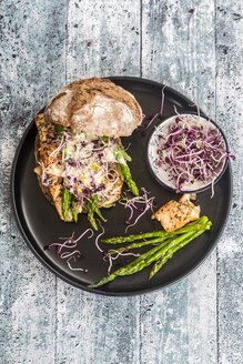 Lachsburger mit grünem Spargel und roter Kresse auf Teller - SARF03346