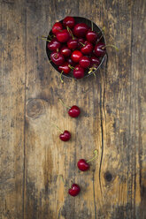 Bowl of cherries on wood - LVF06259