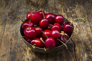 Bowl of cherries on wood - LVF06260