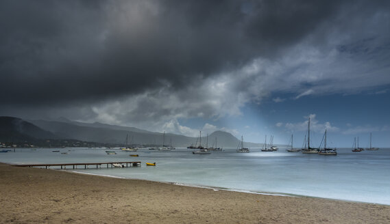 Karibik, Antillen, Dominica, Cabrits National Park, Vertäute Segelboote unter stürmischen Wolken - AMF05410