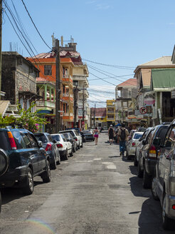 Karibik, Antillen, Dominica, Roseau, Menschen auf der Straße - AMF05412