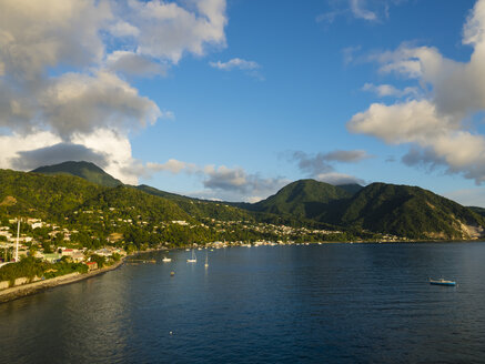 Karibik, Antillen, Dominica, Roseau, Blick auf die Stadt in der Abenddämmerung - AMF05414