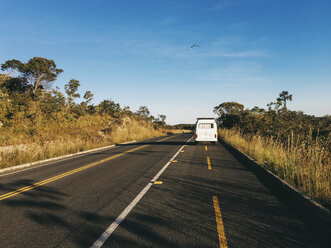 Brasilien, Alto Paraiso de Goias, Wohnmobil auf einer Landstraße - JUBF00248