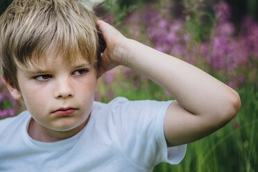 Porträt eines kleinen Jungen auf einer Wiese im Garten - MJF02127