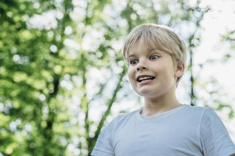 Porträt eines kleinen Jungen in der Hauptrolle, lizenzfreies Stockfoto