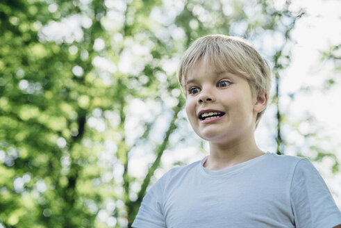 Porträt eines kleinen Jungen in der Hauptrolle - MJF02134