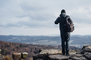 Czechia, Bohemian Switzerland, Tisa, Tyssa Walls, back view of man taking picture - MJF02138