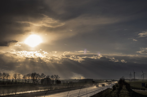 Stürmische Atmosphäre über der Autobahn in der Abenddämmerung, lizenzfreies Stockfoto