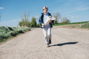 Laughing boy with cut tulips in paper - MJF02154