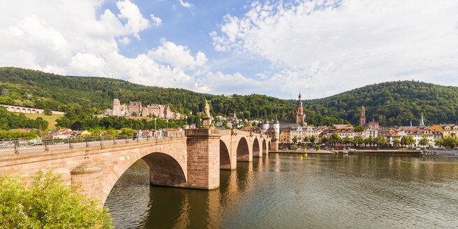 Deutschland, Heidelberg, Blick auf die Altstadt mit alter Brücke im Vordergrund - WDF04079