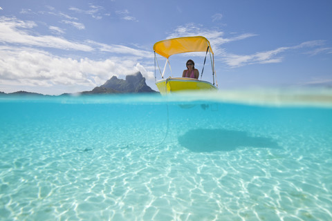 Ozeanien, Bora Bora, Tourist im vertäuten Boot, lizenzfreies Stockfoto
