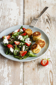 Teller mit Spinatsalat mit Falafel, Ziegenkäse, Erdbeeren und Sonnenblumenkernen - EVGF03258
