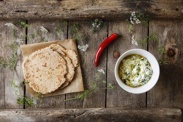 Selbstgebackenes Naan-Brot und Schüssel mit Quarkdip - EVGF03263