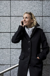 Smiling woman on cell phone - MAUF01183