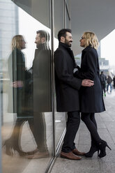 Affectionate business couple in the city - MAUF01200