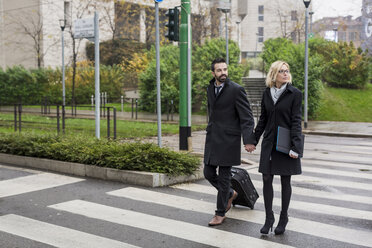 Geschäftspaar in der Stadt beim Überqueren einer Straße - MAUF01203