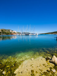 Kroatien, Dalmatien, Adriatisches Meer, Fischerdorf Marina, Bucht mit Segelbooten - AMF05416