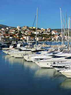 Kroatien, Dalmatien, Adriatisches Meer, Rogonizca, Yachten im Yachthafen - AMF05423