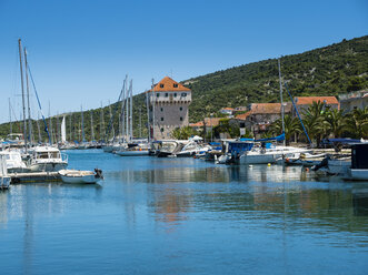 Kroatien, Dalmatien, Adriatisches Meer, Fischerdorf Marina, Bucht mit Segelbooten - AMF05425