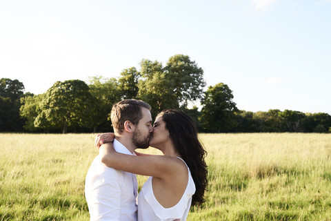 Küssendes junges Paar in der Natur, lizenzfreies Stockfoto