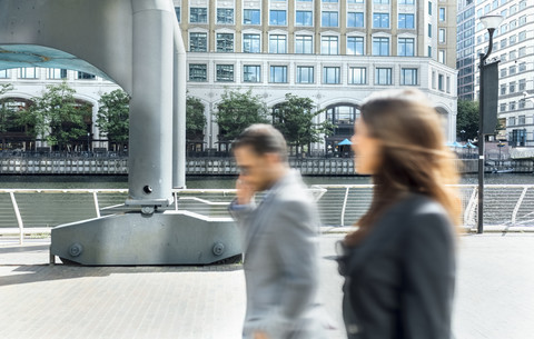 London, UK, Geschäftsleute bei einem Spaziergang durch das Finanzviertel, lizenzfreies Stockfoto