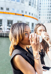 Zwei Frauen bei einer Kaffeepause in der Stadt - MGOF03531