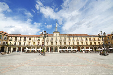 Spain, Leon, scenic view of Leon Major square - DHCF00130