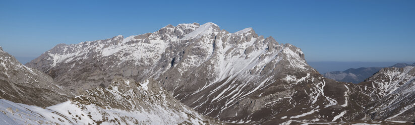 Spanien, Kantabrien, Winterlandschaft im Gebirge Picos de Europa - DHCF00131