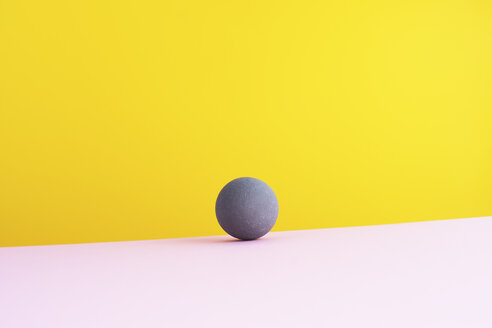 Sphere against yellow background, 3D Rendering - DRBF00001