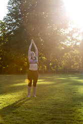 Frau macht Yoga im Park - JFEF00853