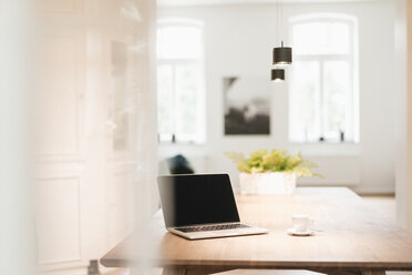 Laptop on table at home - JOSF01279