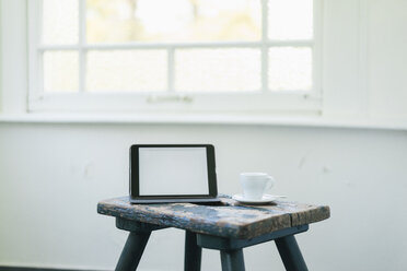 Tablet und Becher auf dem Hocker - JOSF01291