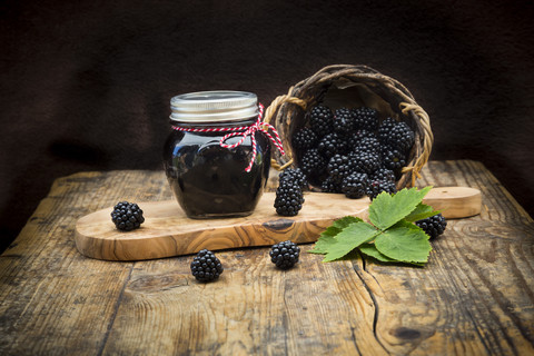 Glas hausgemachtes Brombeergelee und Brombeeren auf Holz, lizenzfreies Stockfoto