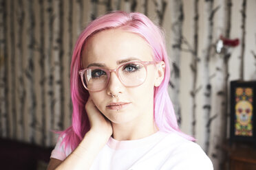 Porträt einer jungen Frau mit rosa Haaren, Brille und Piercings - IGGF00066