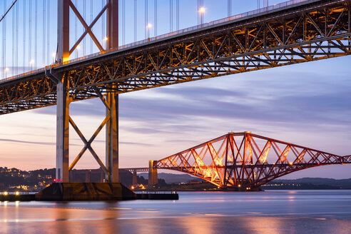 Großbritannien, Schottland, Fife, Edinburgh, Mündung des Firth of Forth, Forth Bridge und Forth Road Bridge bei Sonnenuntergang - SMAF00810
