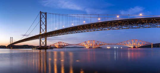 Großbritannien, Schottland, Fife, Edinburgh, Mündung des Firth of Forth, Forth Bridge und Forth Road Bridge bei Sonnenuntergang - SMAF00815