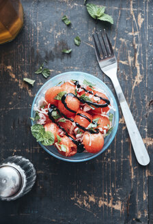 Wassermelonensalat mit Eschalot, Minze, Olivenöl und Balsamico in Schale - IPF00406