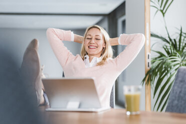 Geschäftsfrau macht eine Pause im Büro - UUF11447