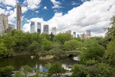 USA, New York City, Skyline mit Central Park im Frühling - MAUF01210