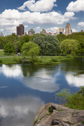 USA, New York City, Skyline mit Central Park im Frühling - MAUF01212