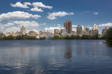 USA, New York City, Skyline mit Central Park im Frühling - MAUF01213