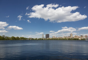 USA, New York City, Skyline mit Central Park im Frühling - MAUF01214