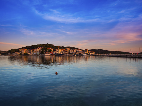 Kroatien, Dalmatien, Rogoznica, Bucht mit Yachthafen, lizenzfreies Stockfoto