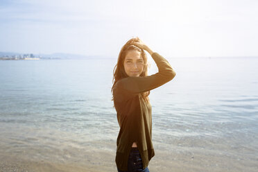 Portrait of beautiful young woman at the sea - GIOF03029