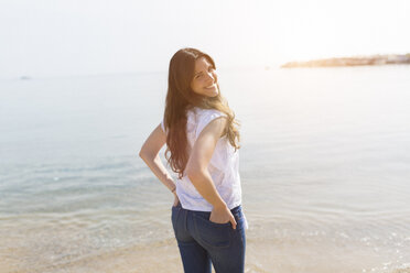 Portrait of beautiful young woman at the sea - GIOF03032