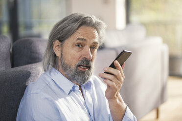 Senior man using smartphone - SBOF00490