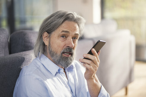Älterer Mann mit Smartphone - SBOF00490